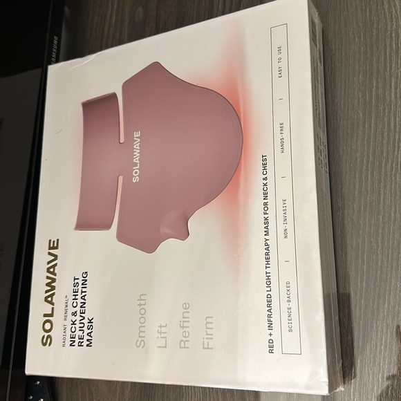 Solawave Neck & Chest Rejuvenating Mask - Picture 4 of 7